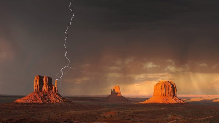 Keeping-Arizona-Homes-Clean-As-the-Dust-Settles-and-lightning-strikes-in-the-desert-of-Phoenix-Monsoon-season-Cleaning